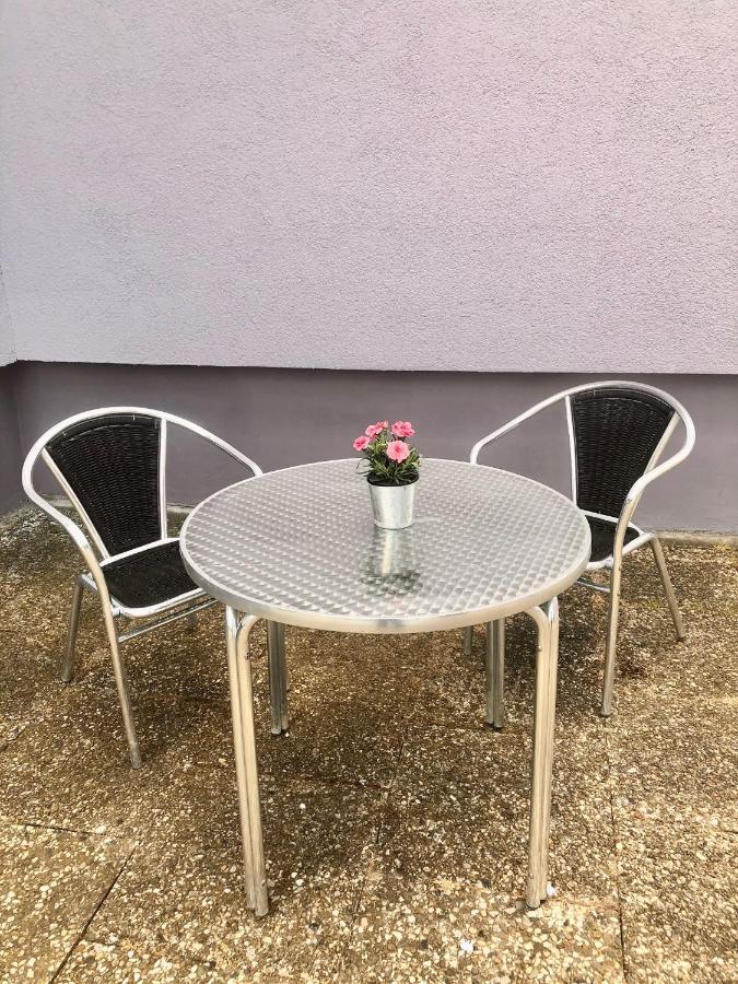 Modernes Zimmer Mit Kuechenzeile Und Bad Denkte 外观 照片